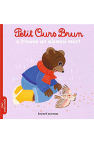 Petit ours brun trouve un petit oiseau mort