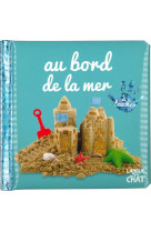 Bebe touche-a-tout - au bord de la mer