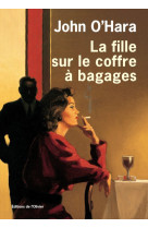 La fille sur le coffre a bagages