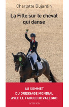 La fille sur le cheval qui danse